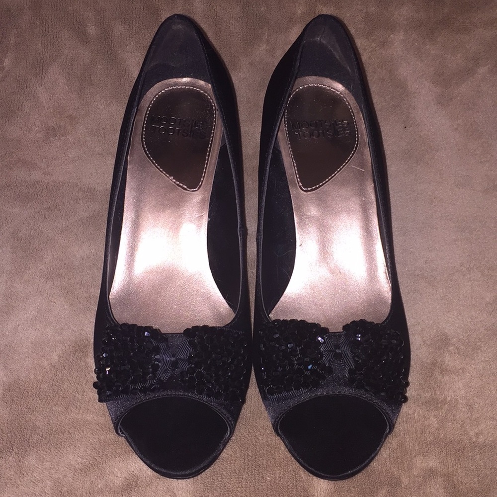 Mootsies Tootsies Sz 7 blk satinlike peeptoe heels